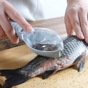🥳2026 HOT SALE🥳💞50K+ SOLD! 🐟🧹 50% OFF! Fish Scale Remover with Collection Cover –Scraper catches flying scales, built‑in collection chamber keeps sink tidy. Buy more, save more – from £4.99 – perfect gift for home cooks! 🛁✨